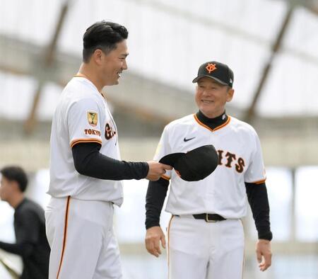 　久保コーチ（奥）から１時間を超える熱血指導を受けた田中将（撮影・伊藤笙子）