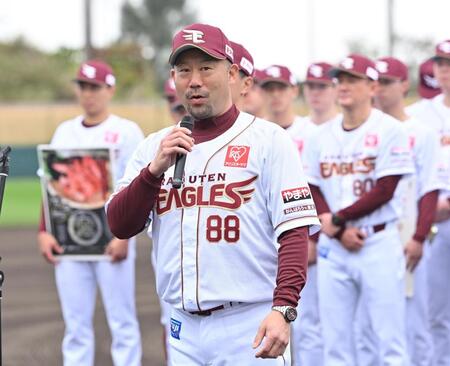 　キャンプインし、歓迎セレモニーであいさつする三木監督