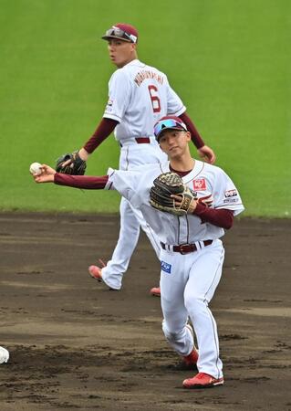 　守備練習する宗山。奥は村林