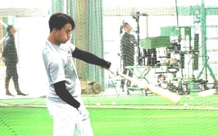 　ティー打撃をする西川