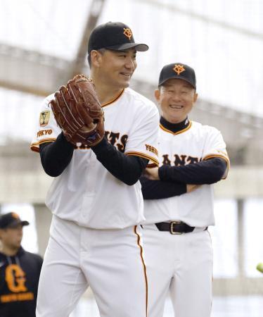 　久保投手コーチ（奥）の指導を受ける巨人・田中将＝宮崎