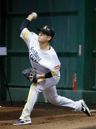 　投球練習するソフトバンク・伊藤＝宮崎