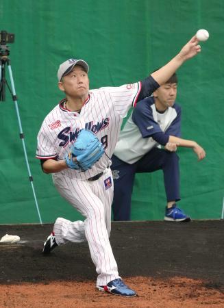 　ブルペンで投球練習するヤクルト・石川＝浦添