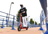 　さっそうと球場入りする新庄監督（撮影・開出牧）