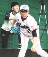 　ブルペンで投球練習を行う石川