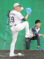 　ブルペンで投球練習を行う石川