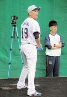 　ブルペンで投球練習を行う石川