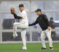 　キャッチボール中、久保コーチ（右）の指導を受ける田中将（撮影・伊藤笙子）