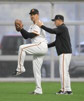 　キャッチボール中、久保コーチ（右）の指導を受ける田中将（撮影・伊藤笙子）