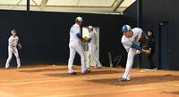 　ブルペンでピッチングを行う田中（右手前）。後方左は斎藤（撮影・開出牧）