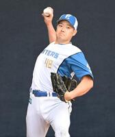 　ブルペンでピッチングを行う斎藤（撮影・開出牧）