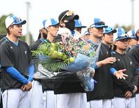 　セレモニーで花束を贈呈された新庄監督（撮影・開出牧）