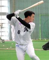 　ティー打撃をする西川