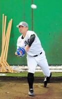 　ブルペンで投球練習する小島