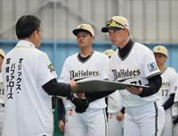 　歓迎セレモニーで宮崎の特産品を贈答される岸田監督（右）＝撮影・立川洋一郎