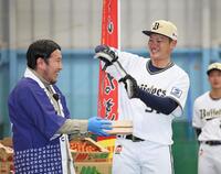 　セレモニーで寄贈されたウナギをつかみ取りする山田（撮影・立川洋一郎）