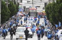 　優勝パレードをするＤｅＮＡナイン（撮影・佐々木彰尚）