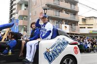 　優勝パレードをする南場智子オーナー（左）と三浦監督（撮影・佐々木彰尚）