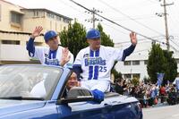 　手を振る佐野（左）と筒香（撮影・佐々木彰尚）