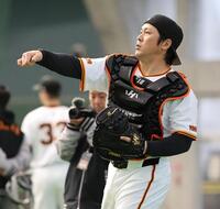 　ブルペンで捕手を務める甲斐