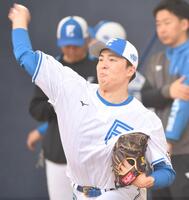 　ブルペンでピッチングを行う田中（撮影・開出牧）