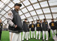 　キャンプ初日を迎え、訓示を行う阿部監督（球団提供）