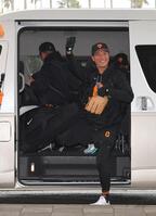 　入口で松田宣浩氏を見つけ、熱男ポーズを見せる坂本（撮影・伊藤笙子）