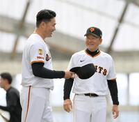 　久保コーチ（奥）から１時間を超える熱血指導を受けた田中将（撮影・伊藤笙子）