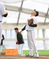 　壁当てで納得のいくボールが投げられず、悔しさをあらわにする田中将（撮影・伊藤笙子）