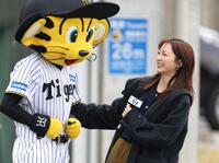 　トラッキーに取材をするフジテレビ・佐久間みなみアナウンサー（撮影・中田匡峻）