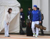 　ＴＢＳ・佐々木舞音アナウンサーからあいさつされる牧（撮影・佐々木彰尚）