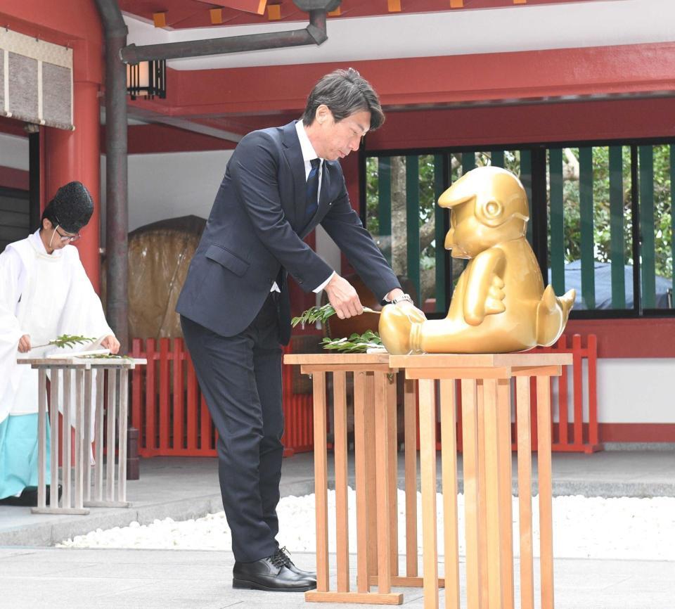 　波上宮で春季キャンプの安全祈願をした高津監督（撮影・佐々木彰尚）