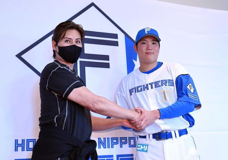 　握手を交わす古林（右）と新庄監督