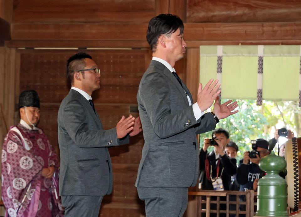 　必勝を祈願する岸田監督（撮影・立川洋一郎）