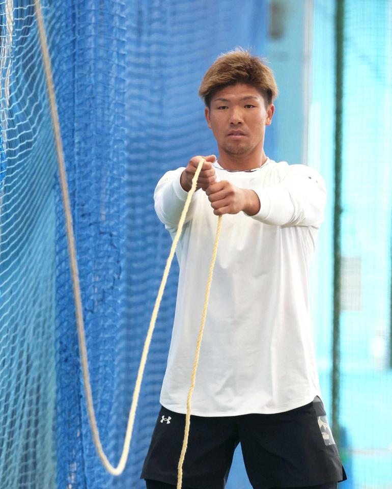 　トレーニングをする頓宮（撮影・立川洋一郎）