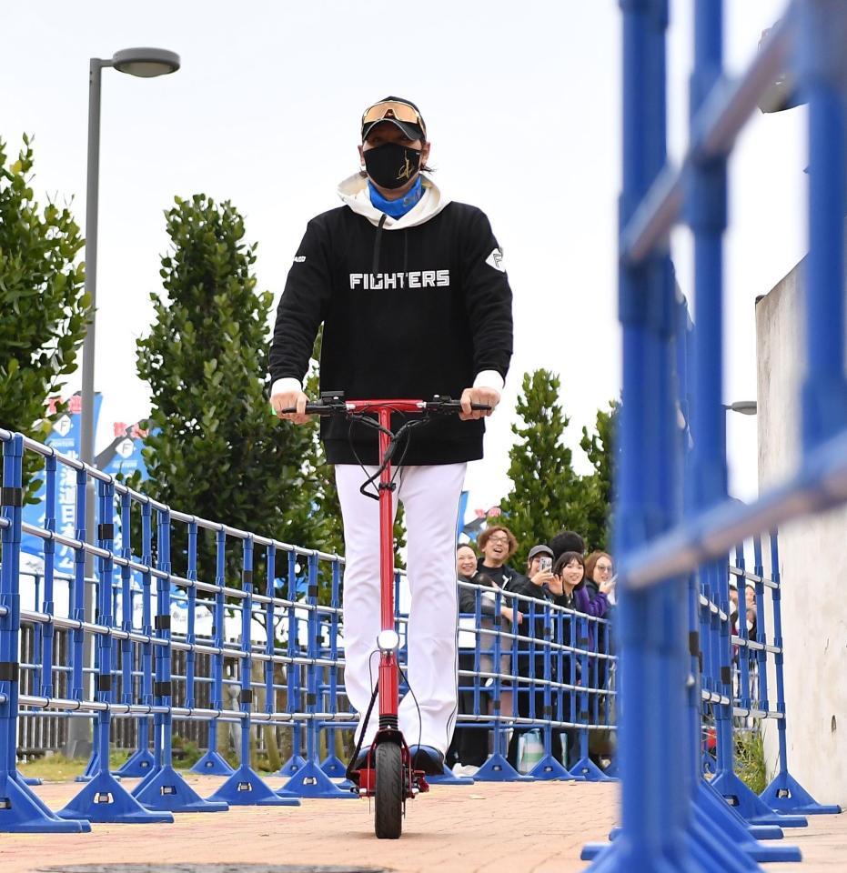 　ファンの歓声を背にさっそうと球場入りする新庄監督（撮影・開出牧）