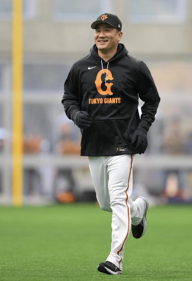 　笑顔でウオーミングアップをする田中将（撮影・伊藤笙子）