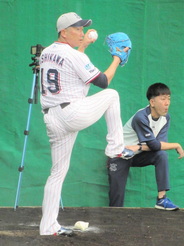 　ブルペンで投球練習を行う石川