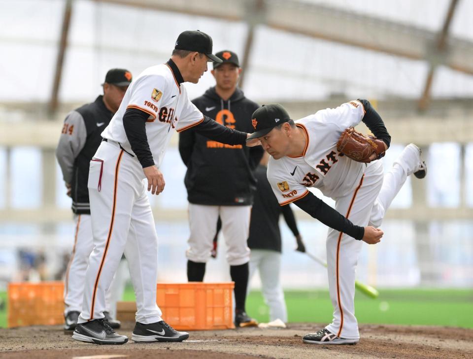　内海コーチ（奥）も見つめる中、久保コーチ（左）から指導を受ける田中将（撮影・伊藤笙子）