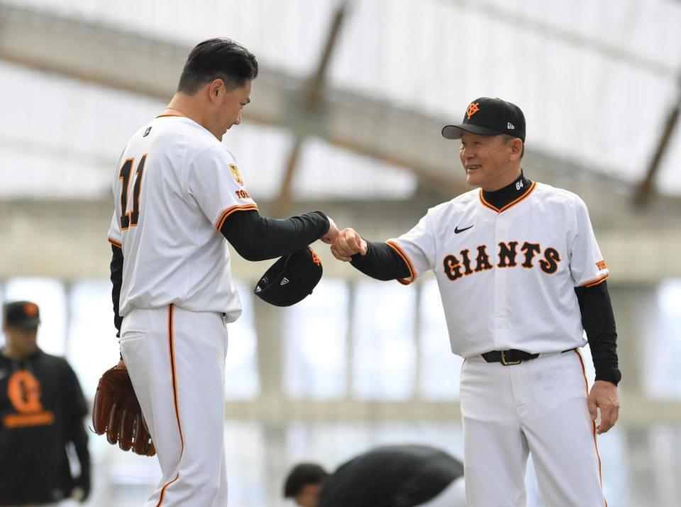 　１時間を超える熱血指導が終わり、久保コーチ（右）とグータッチする田中将（撮影・伊藤笙子）