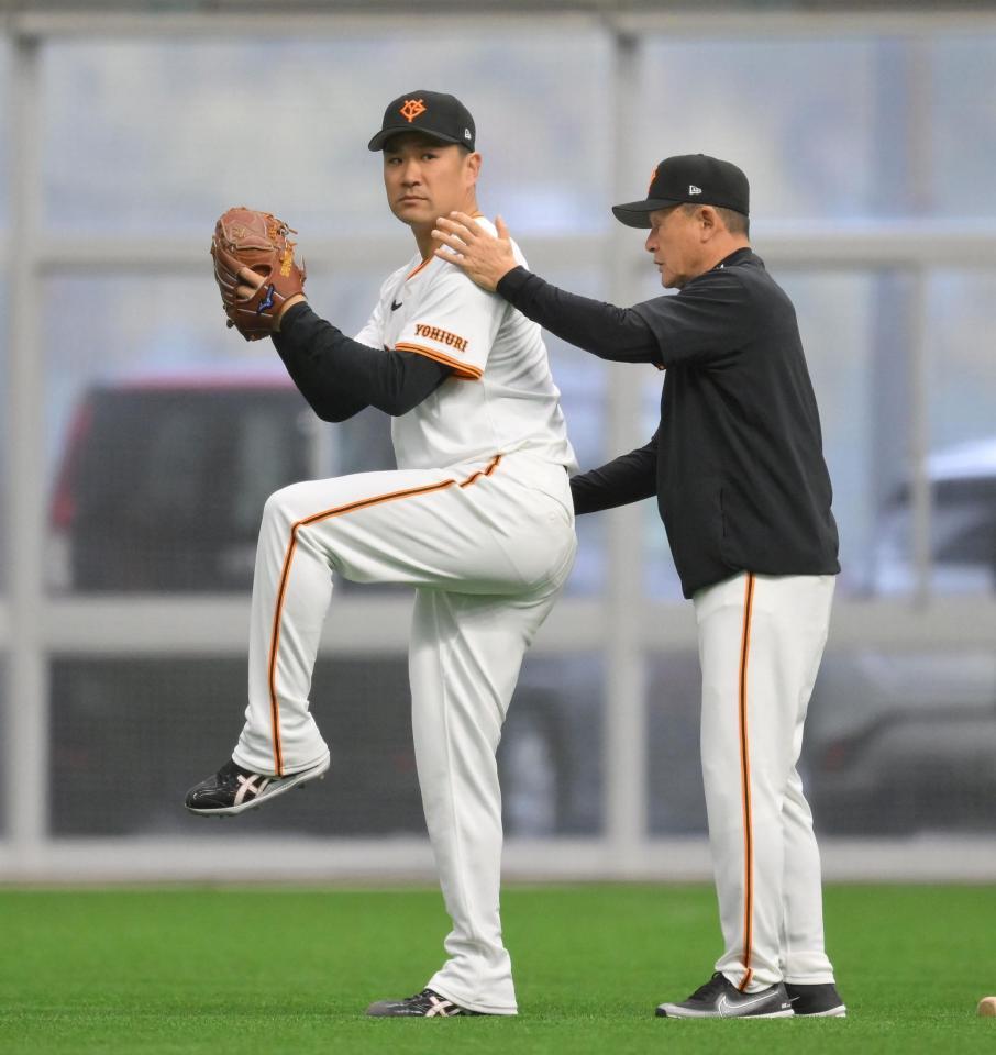 　キャッチボール中、久保コーチ（右）の指導を受ける田中将（撮影・伊藤笙子）