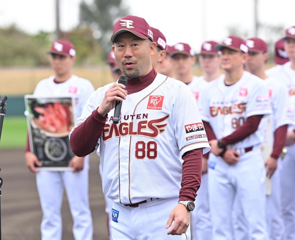 　キャンプインし、歓迎セレモニーであいさつする三木監督