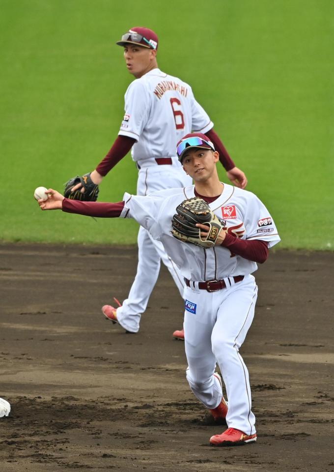 　守備練習する宗山。奥は村林