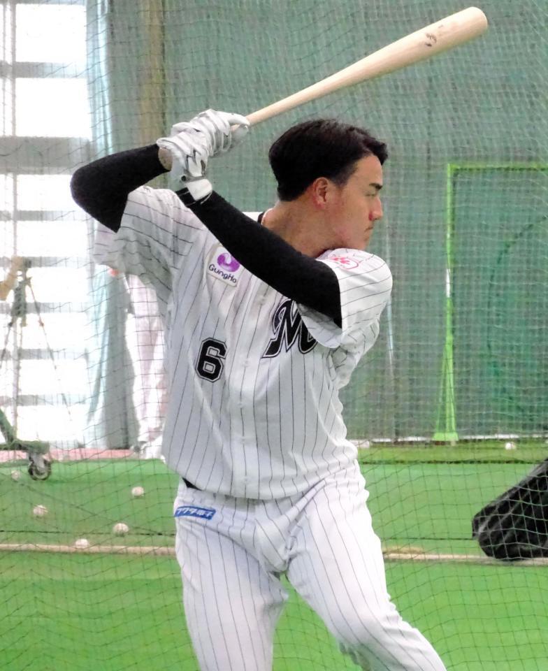 　ティー打撃をする西川