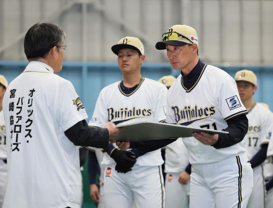 　歓迎セレモニーで宮崎の特産品を贈答される岸田監督（右）＝撮影・立川洋一郎