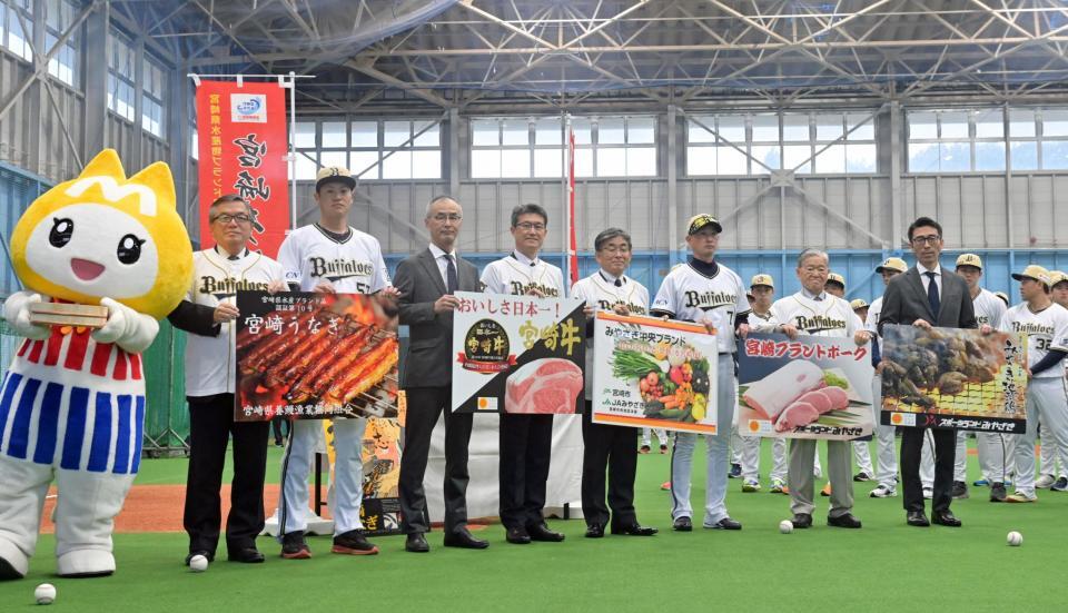 　歓迎セレモニーで記念撮影をする岸田監督（右から３人目）ら関係者ら（撮影・立川洋一郎）