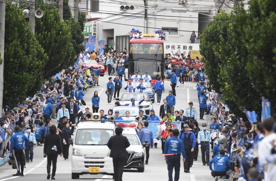 　優勝パレードをするＤｅＮＡナイン（撮影・佐々木彰尚）