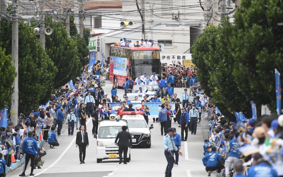 　日本一を祝うパレードをするＤｅＮＡナイン（撮影・佐々木彰尚）