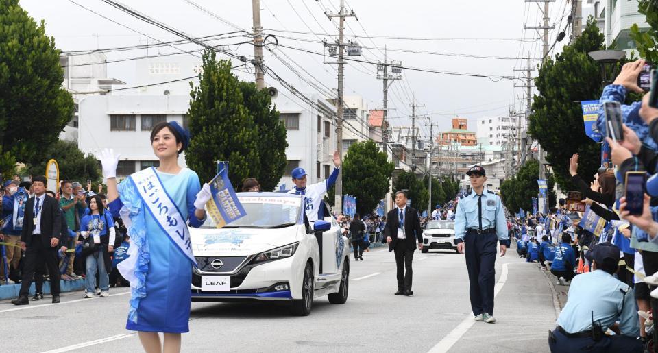 　ファンに手を振る三浦監督（撮影・佐々木彰尚）