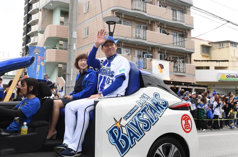 　優勝パレードをする南場智子オーナー（左）と三浦監督（撮影・佐々木彰尚）